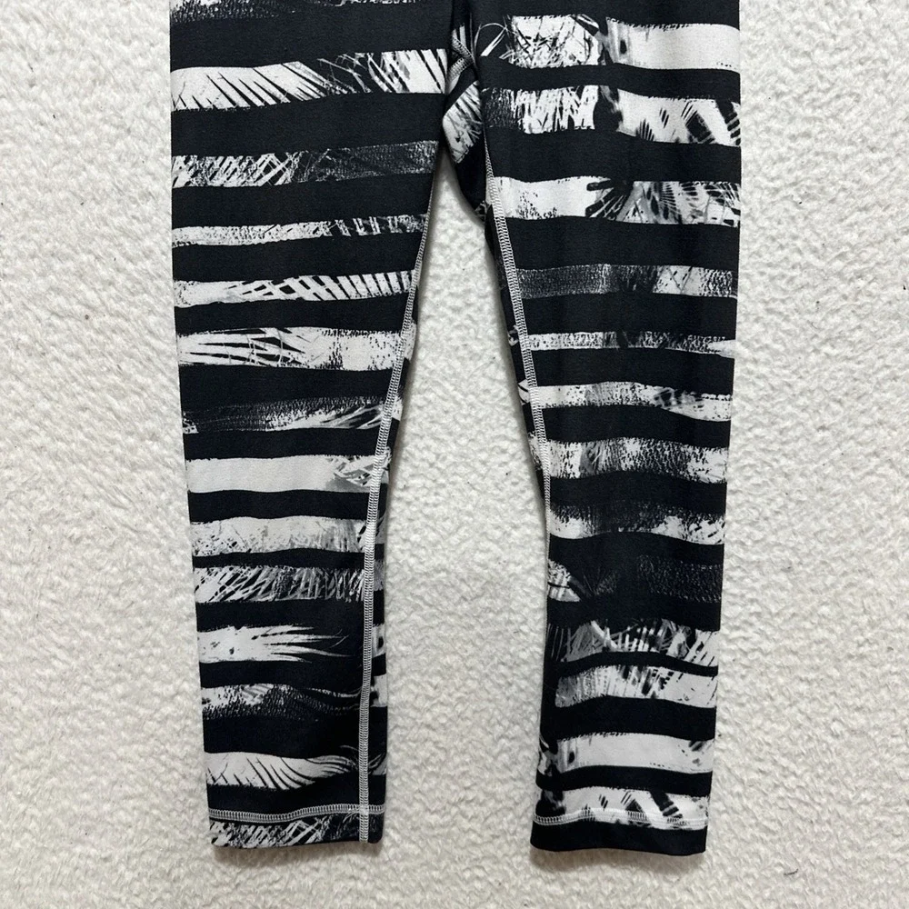 LULULEMON Women's 4 Wunder‎ Under Crop II Full-On Luon Shady Palms Black White